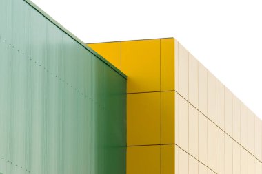 Binanın dış cephesinin geometrik renk unsurları uçaklar, çizgiler, röfleli köşeler ve soyut bir arka plan ve yeşil, sarı, mavi, beyaz renklerin dokusu için yansımalar. Metin için yer
