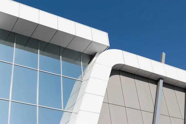 Bina cephesinin geometrik renk unsurları uçaklar, çizgiler, röfleli köşeler ve soyut arkaplan ve beyaz, gri, mavi renklerin dokusu için yansımalar. Metin için yer