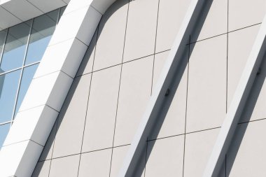Bina cephesinin geometrik renk unsurları uçaklar, çizgiler, röfleli köşeler ve soyut arkaplan ve beyaz, gri, mavi renklerin dokusu için yansımalar. Metin için yer