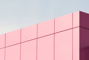 Bina cephesinin geometrik renk unsurları uçaklar, çizgiler, röfleli köşeler ve pembe, leylak, mavi renklerin soyut arkaplan ve dokusu için yansımalar. Metin için yer