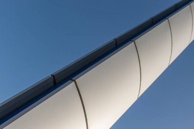 Geometrik renkli bina cephesi elementleri, beyaz, mavi, gri renklerin soyut arkaplan ve dokusu için ışık fişeği ve yansıması olan uçaklar, çizgiler ve köşeler. Metin için yer
