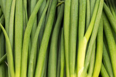 Bir markette ve markette satılık taze soğan ve sağlıklı yemek.