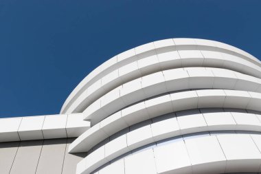 Bina cephesinin geometrik renk unsurları uçaklar, çizgiler, röfleli köşeler ve soyut arkaplan ve beyaz, gri, mavi renklerin dokusu için yansımalar. Metin için yer