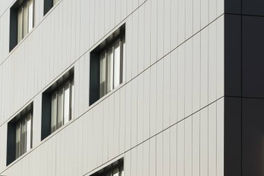 Bina cephesinin geometrik renk unsurları uçaklar, çizgiler, röfleli köşeler ve soyut arkaplan ve beyaz, gri, mavi renklerin dokusu için yansımalar. Metin için yer