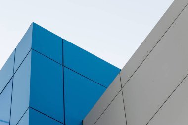 Geometrik renkli bina cephesi elementleri, beyaz, mavi, gri renklerin soyut arkaplan ve dokusu için ışık fişeği ve yansıması olan uçaklar, çizgiler ve köşeler. Metin için yer