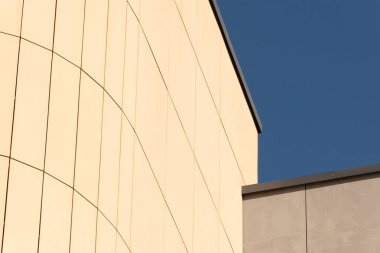 Bina cephesinin geometrik renk unsurları uçaklar, çizgiler, röfleli köşeler ve soyut arka plan ve gri, mavi, sarı dokular için yansımalar. Metin için yer