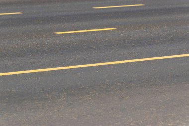 Hareket yönüyle birlikte asfalt üzerinde yol işaretleri