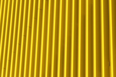 Bina cephesinin geometrik renk unsurları uçaklar, çizgiler, röfleli köşeler ve soyut arka plan ve mavi, sarı, turuncu, gri renklerin dokusu için yansımalar. Metin için yer