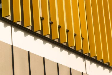 Bina cephesinin geometrik renk unsurları uçaklar, çizgiler, röfleli köşeler ve soyut arka plan ve mavi, sarı, turuncu, gri renklerin dokusu için yansımalar. Metin için yer