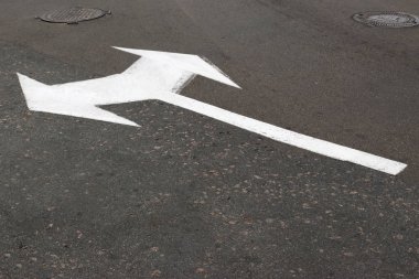 Hareket yönüyle birlikte asfalt üzerinde yol işaretleri