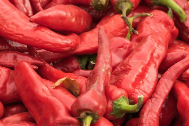 Salata için kırmızı biber marketin, marketin, süpermarketin vitrininde duruyor.