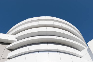 Bina cephesinin geometrik renk unsurları uçaklar, çizgiler, röfleli köşeler ve soyut arkaplan ve beyaz, gri, mavi renklerin dokusu için yansımalar. Metin için yer