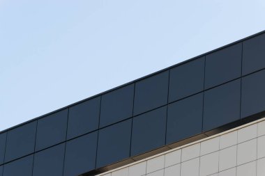 Geometrik renkli bina cephesi elementleri, beyaz, mavi, gri renklerin soyut arkaplan ve dokusu için ışık fişeği ve yansıması olan uçaklar, çizgiler ve köşeler. Metin için yer