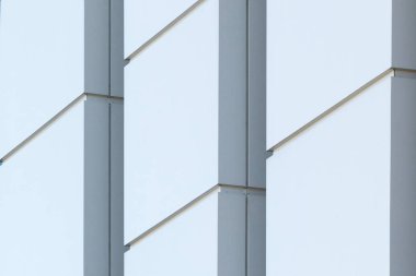 Geometrik renkli bina cephesi elementleri, beyaz, mavi, gri renklerin soyut arkaplan ve dokusu için ışık fişeği ve yansıması olan uçaklar, çizgiler ve köşeler. Metin için yer