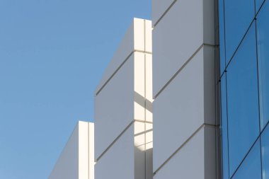 Geometrik renkli bina cephesi elementleri, beyaz, mavi, gri renklerin soyut arkaplan ve dokusu için ışık fişeği ve yansıması olan uçaklar, çizgiler ve köşeler. Metin için yer