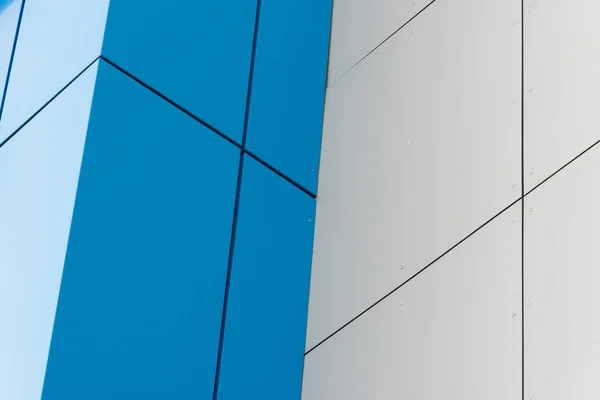 Geometrik renkli bina cephesi elementleri, beyaz, mavi, gri renklerin soyut arkaplan ve dokusu için ışık fişeği ve yansıması olan uçaklar, çizgiler ve köşeler. Metin için yer
