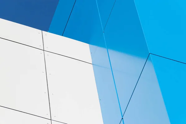 Geometrik renkli bina cephesi elementleri, beyaz, mavi, gri renklerin soyut arkaplan ve dokusu için ışık fişeği ve yansıması olan uçaklar, çizgiler ve köşeler. Metin için yer