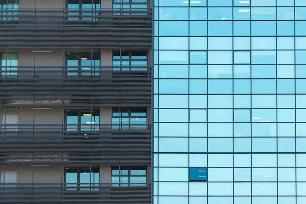 Ventanas Transparentes Vidrio Fachada Moderno Edificio Oficinas Comerciales Centro Una —  Fotos de Stock