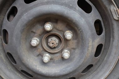 Eski model araba tekerleği. 