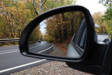 araba aynası, sonbahar mevsimi orman yolu