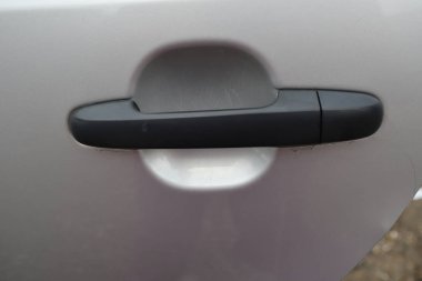 Gri arabanın siyah kapı kolu.