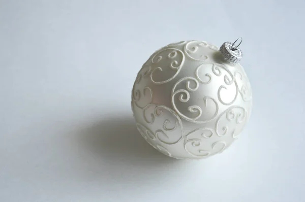 Vánoční Stromeček Míč Světlém Pozadí Krásná Bílá Koule Vánočním Stromečku — Stock fotografie