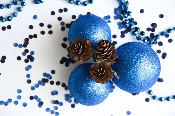 Bolas Navidad Color Azul Conos Abeto Sobre Fondo Blanco Confeti —  Fotos de Stock