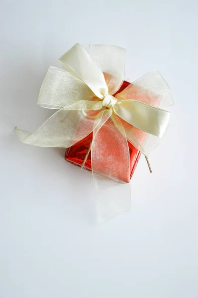 Red Gift Box Pale Yellow Satin Ribbon Bow White Background — Stock Photo, Image