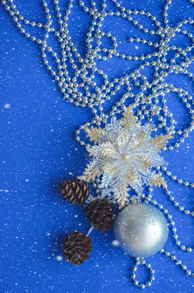 圣诞贺卡蓝色 圣诞快乐 新年快乐 采购产品灰色珠子 圣诞球 漂亮的玩具和冷杉圆锥装饰 装饰的假日 灰色的圣诞舞会 圣诞树上漂亮的装饰品 — 图库照片
