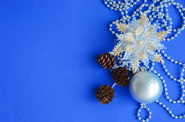 Kerstkaart Blauw Vrolijk Kerstfeest Nieuwjaar Grijze Kralen Kerstbal Mooi Speelgoed — Stockfoto