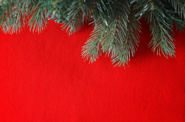 Fichtengrüne Zweige Auf Rotem Hintergrund Frohes Neues Jahr Und Frohe — Stockfoto
