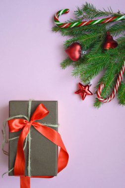 Işık arkaplanındaki Noel kartı. Noel ve Yeni Yıl için dekor. Mutlu noeller. Tatili bekliyorum. Noel ağacı süsü ve şenlik havası için. Noel süsleri. Bir dilek tut. Dilek listesi. Mutlu bayramlar: dekorasyon, 