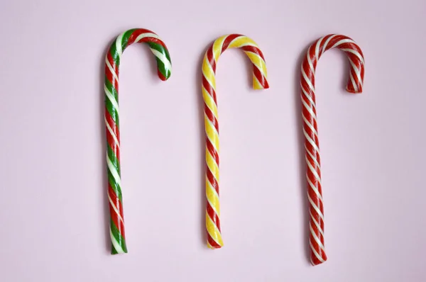 Noel şeker kamışları. Noel ve Yeni Yıl için şeker, çizgili şeker çubukları. Tatil için hazırlık. Şeker.