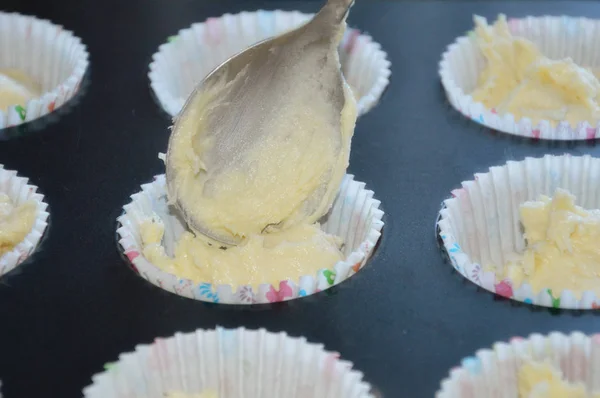 Het Proces Van Cupcakes Maken Het Deeg Blikken Lepel Koken — Stockfoto