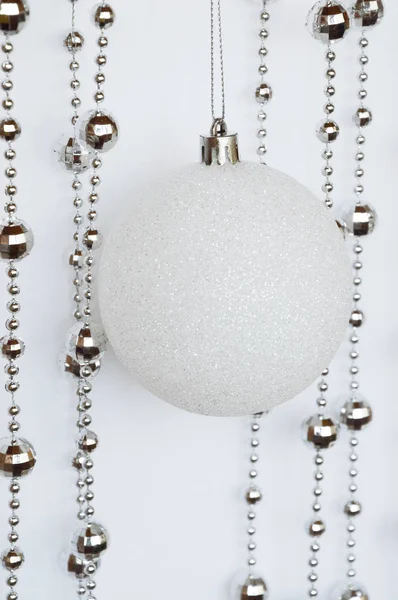 Perline Argento Decorazione Interni Sfondo Bianco Decorazioni Vacanze Buon Natale — Foto Stock