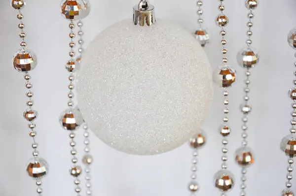 Perline Argento Decorazione Interni Sfondo Bianco Decorazioni Vacanze Buon Natale — Foto Stock