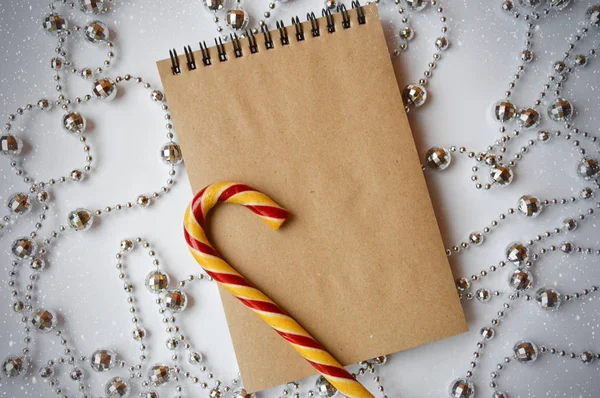 Karácsonyi Újévi Üdvözlőlap Jegyzetfüzet Írni Kívánságok Karácsonyi Cukorka Háttérben Gyöngyök — Stock Fotó