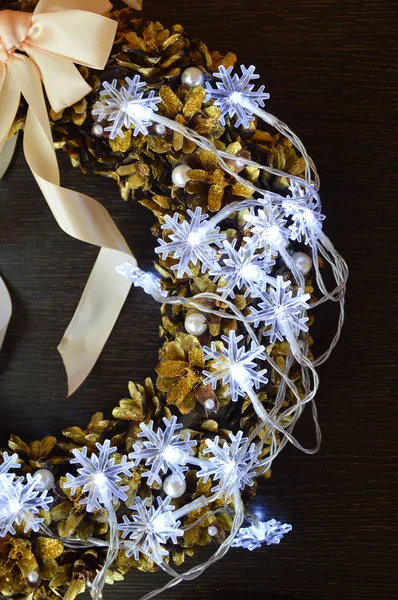 Kerstkrans Van Dennenappels Garland Sneeuwvlokken Kerstboom Kerstdecor Gloeiende Sneeuwvlokken Voorbereiding — Stockfoto