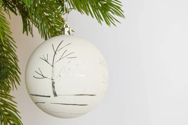 Vánoční Míč Strom Větev Bílém Pozadí Veselé Vánoce Šťastný Nový — Stock fotografie