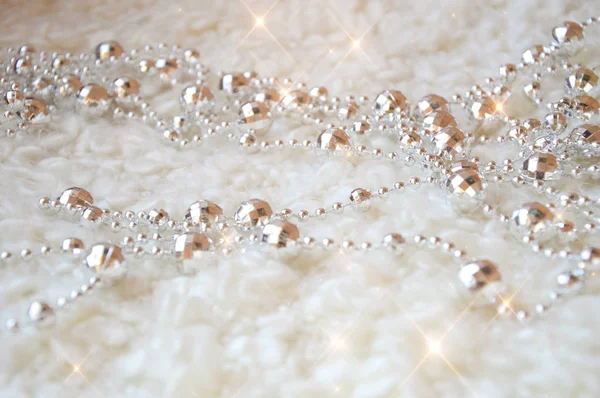 Noel ağacı ve iç dekorasyon için gri boncuklar. Mutlu Noeller ve yeni yıla kavuşmak için. Beyaz, rahat ekose. Kış tatili için kartpostalların dekorasyonu için arka plan.