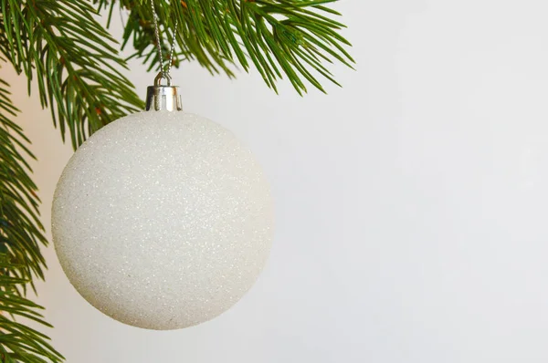 Διακόσμηση Για Καλά Χριστούγεννα Και Πρωτοχρονιά Ασημί Χρώμα Χριστουγεννιάτικη Μπάλα — Φωτογραφία Αρχείου