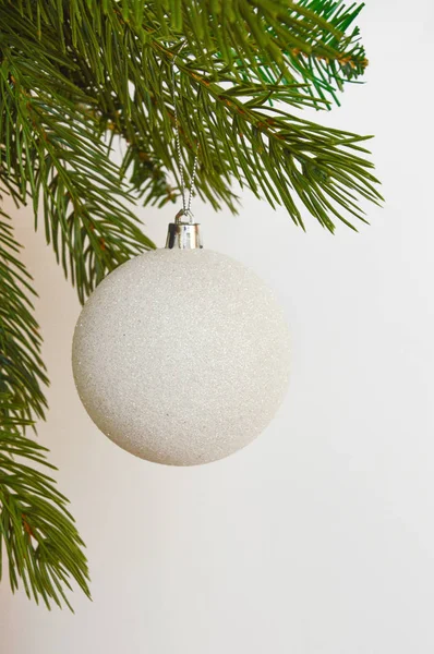 Διακόσμηση Για Καλά Χριστούγεννα Και Πρωτοχρονιά Ασημί Χρώμα Χριστουγεννιάτικη Μπάλα — Φωτογραφία Αρχείου