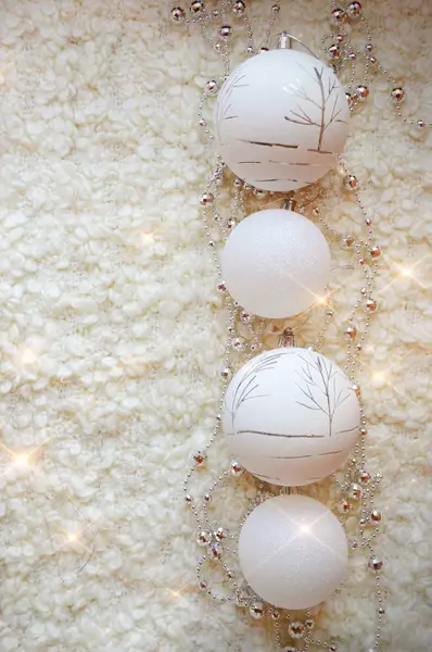 Decor Voor Een Gelukkig Kerstfeest Nieuwjaar Zilveren Kleur Kerstballen Kralen — Stockfoto