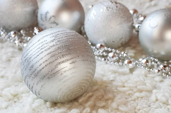 Dekor Veselé Vánoce Nový Rok Stříbrná Barva Vánoční Koule Korálky — Stock fotografie