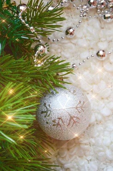 Decor Voor Een Gelukkig Kerstfeest Nieuwjaar Zilveren Kleur Kerstballen Kralen — Stockfoto