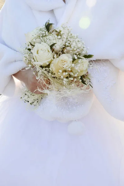Düğün buketi. Bir buket beyaz gül. Gelin için çiçekler..