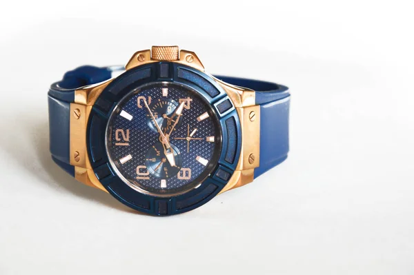 Elegante Reloj Pulsera Azul Sobre Fondo Blanco Esfera Redonda Colores —  Fotos de Stock
