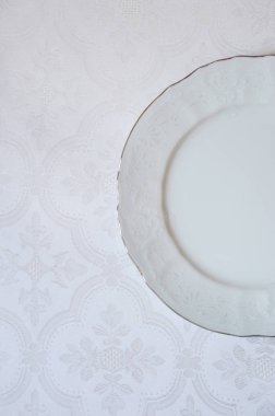 Beyaz kumaştaki doku. Doğrusal desen. Beyaz tabak. tablo takımı