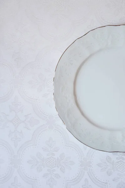 白い生地の食感 線形のパターンです ホワイトプレート — ストック写真