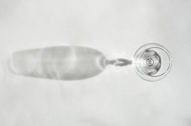 Alkol için bardak, arka planda konyak. Kristalden yapılmış tabaklar.